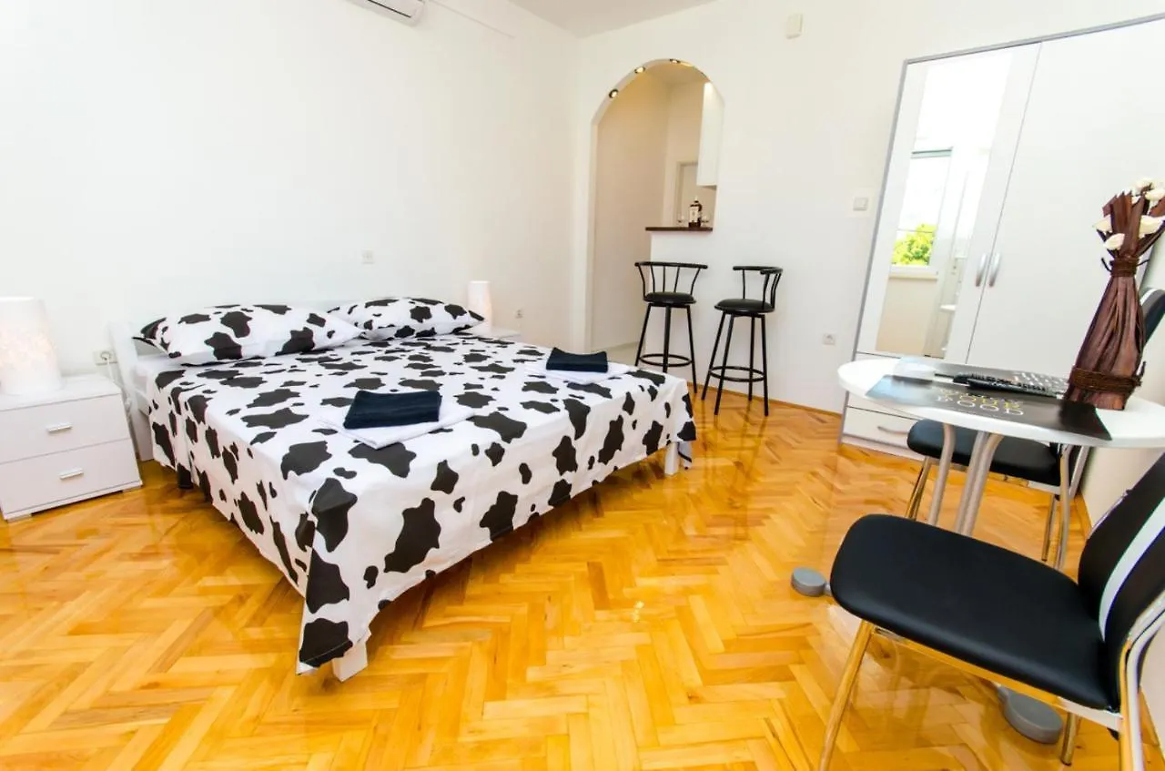 Apartments Ivana Trogir 0*,